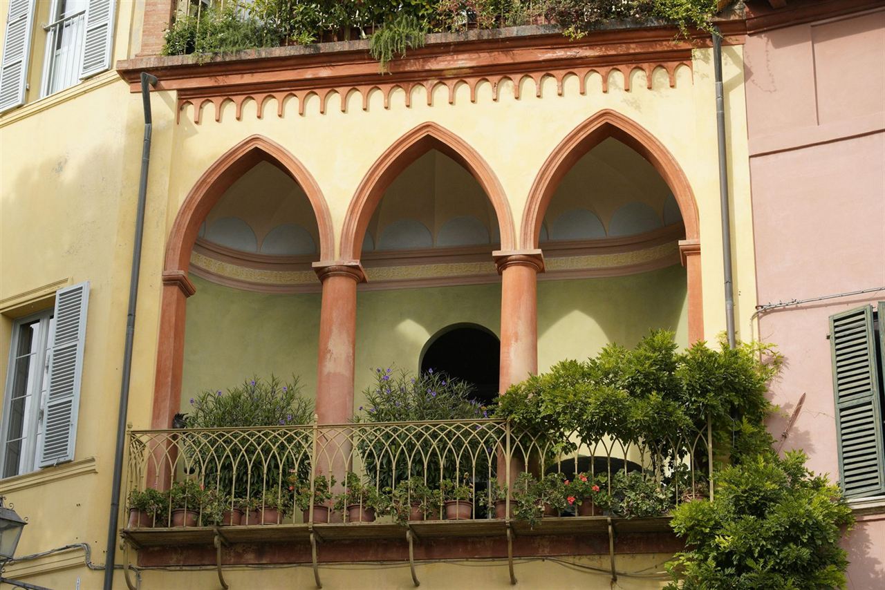 Balcon fleuri avec végétation en ville